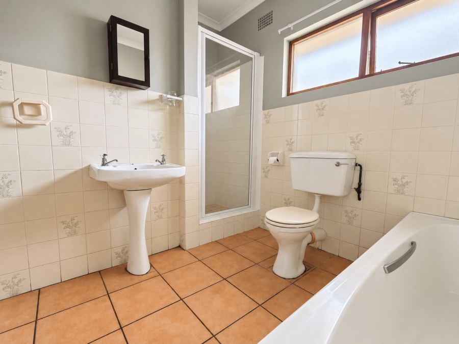 To Let 5 Bedroom Property for Rent in Gonubie Eastern Cape